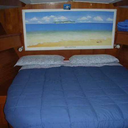 Sailingboat Botel *